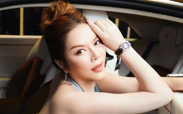 Lý Nhã Kỳ hiếm hoi xuất hiện, đeo kim cương trị giá 2 tỷ đồng Ảnh 2