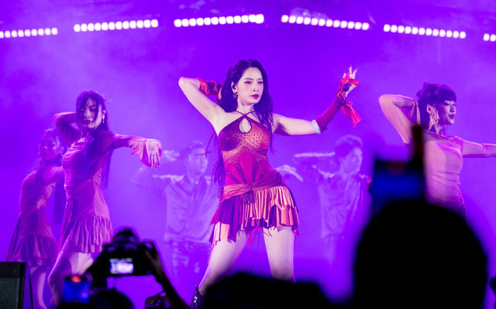 Chi Pu bất ngờ lột món đồ này ngay trên sân khấu 40.000 nghìn khán giả khiến dân tình la ó Ảnh 2