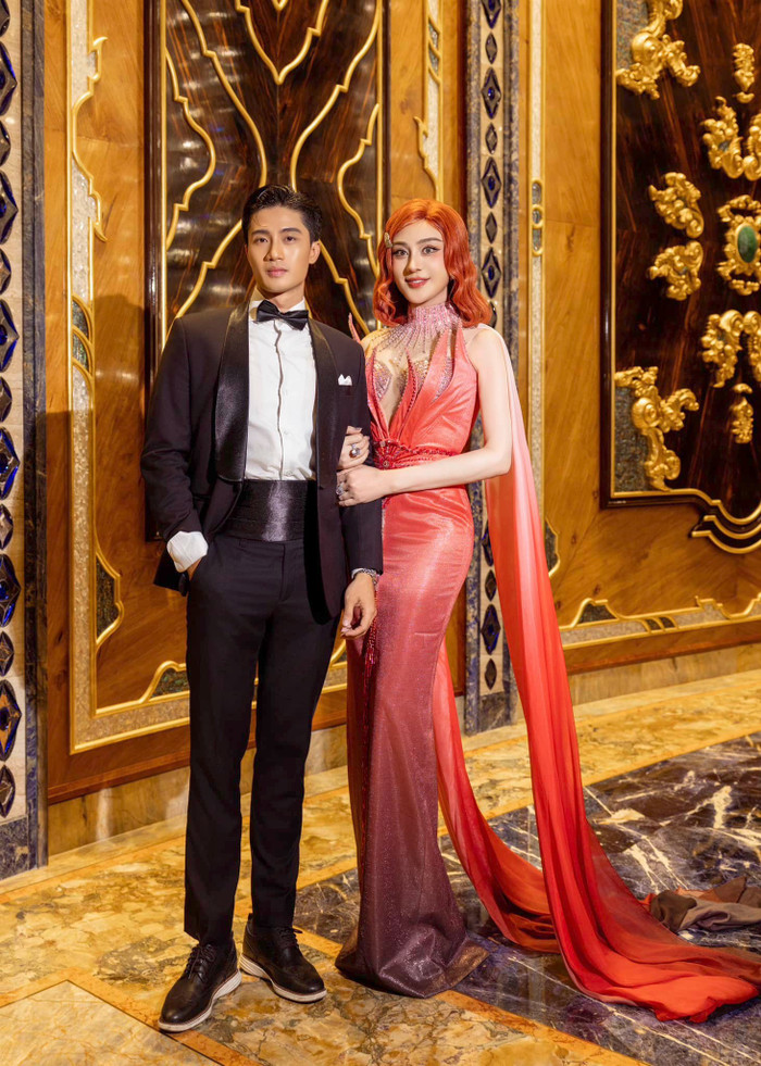 Lâm Khánh Chi nổi bật với chiếc váy đỏ, e ấp bên 'tình trẻ'.