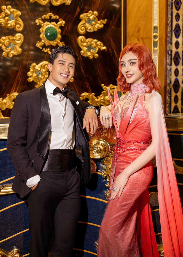 Lâm Khánh Chi với mái tóc đỏ rực.