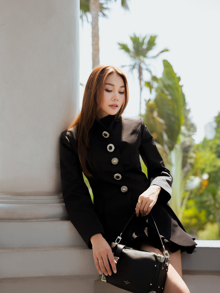 Ở tuổi 41, 'đệ nhất vedette Việt' được khen ngợi ngày càng nhuận sắc nhờ lối trang điểm và gu ăn vận. 