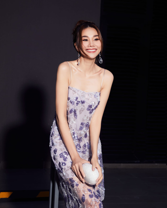 Các thiết kế dây mảnh không chỉ được Thanh Hằng thêm vào tủ đồ thường nhật mà còn là mảnh ghép trong BST dự sự kiện. Lớp chi tiết phản quang nổi bật trên nền vải xuyên thấu giúp sự xuất hiện của cô trên sân khấu thêm phần tỏa sáng. Trong khung ảnh, người xem không khỏi xuýt xoa trước khung xương quai xanh thon gọn của nàng mẫu.  