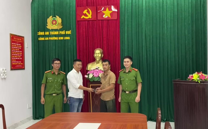 Đánh rơi số tiền phải nộp lại cho chủ, nam nhân viên giao hàng mừng rỡ khi được trả lại Ảnh 2