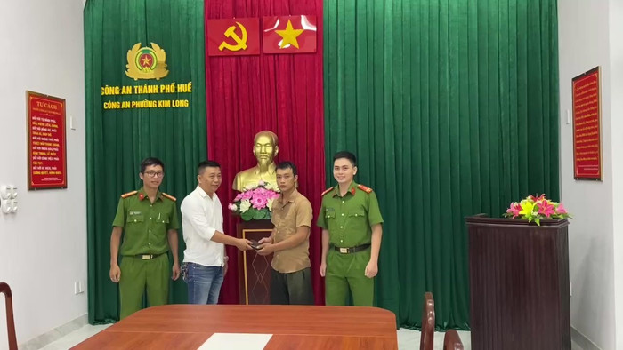 Trả lại ví tiền cho nam nhân viên giao hàng