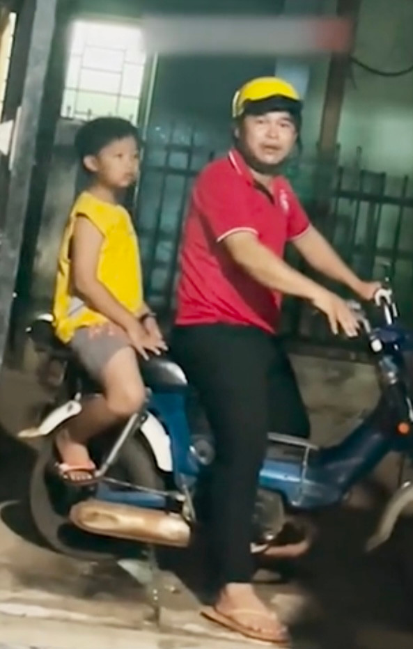 Hành động của thầy khiến người xem xúc động.