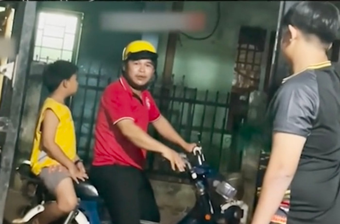 Dù trời đã tối khuya, thế nhưng người thầy vẫn kiên trì đến nhà vận động từng bạn liên hoan với lớp.