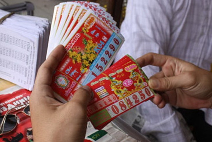 Ủng hộ cụ ông bán vé số, chị Vị đã mua 2 tờ