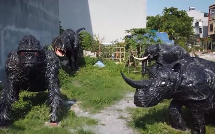 Độc lạ vườn thú khổng lồ làm từ lốp xe ở Hạ Long Ảnh 2