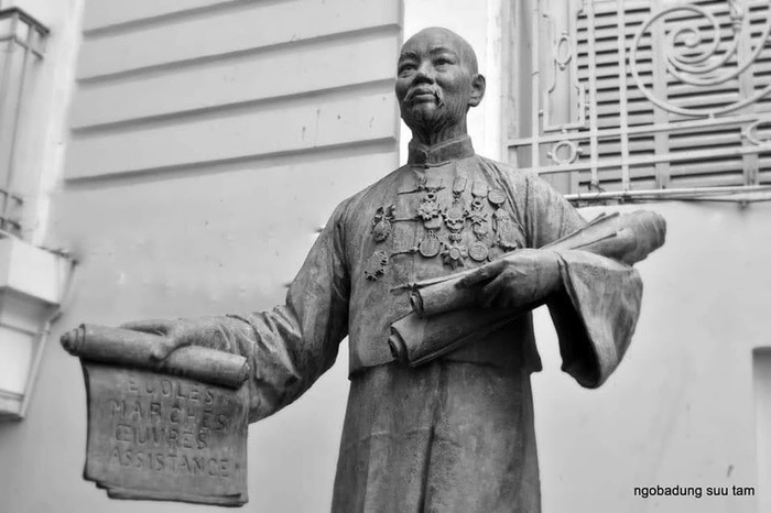 Tượng Quách Đàm trong khuôn viên Bảo tàng Mỹ thuật TP HCM