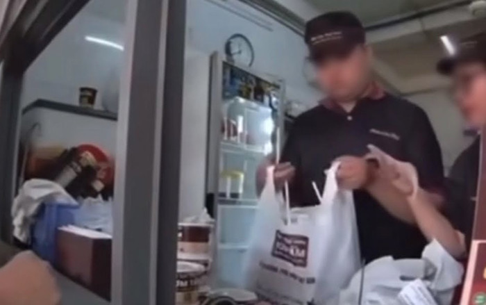 Shipper đứng đợi 30 phút nhân viên vẫn mặc kệ, ưu tiên khách đến sau và câu chốt 'nghẹn đắng' Ảnh 2