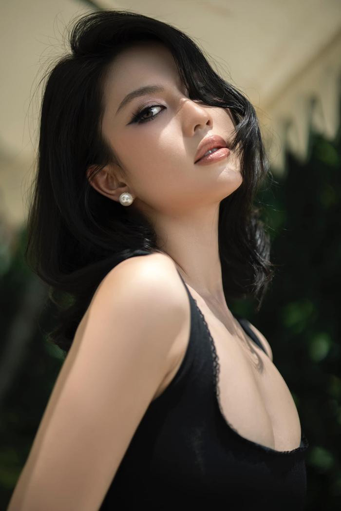 Những kiểu tóc rẽ ngôi cùng lối trang điểm đậm khiến Ngọc Trinh có phần 'dừ' hơn.