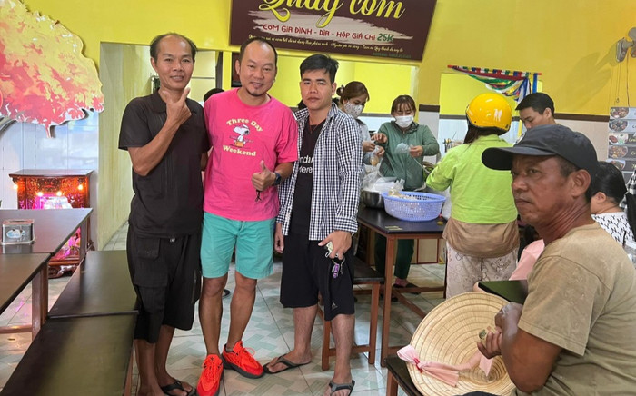 Nam danh hài Vbiz thông báo ly hôn và tái hôn cùng một lúc, mở quán cơm nuôi vợ con ở tuổi U50 Ảnh 2