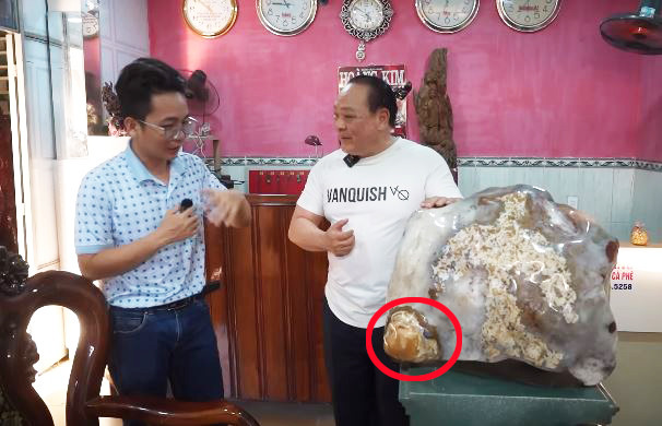 Ông tin rằng phiến đá tứ linh có ý nghĩa phong thủy và mang lại vượng khí cho việc kinh doanh