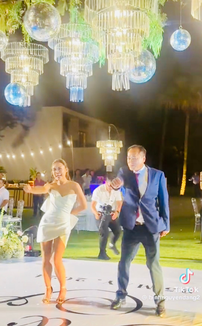 Màn khiêu vũ đột ngột chuyển sang các điệu nhảy sôi động hiện đại.