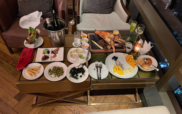 'Nữ đại gia' gọi bò Wagyu, tôm hùm ăn rồi giả vờ bị vong nhập để bùng tiền Ảnh 2