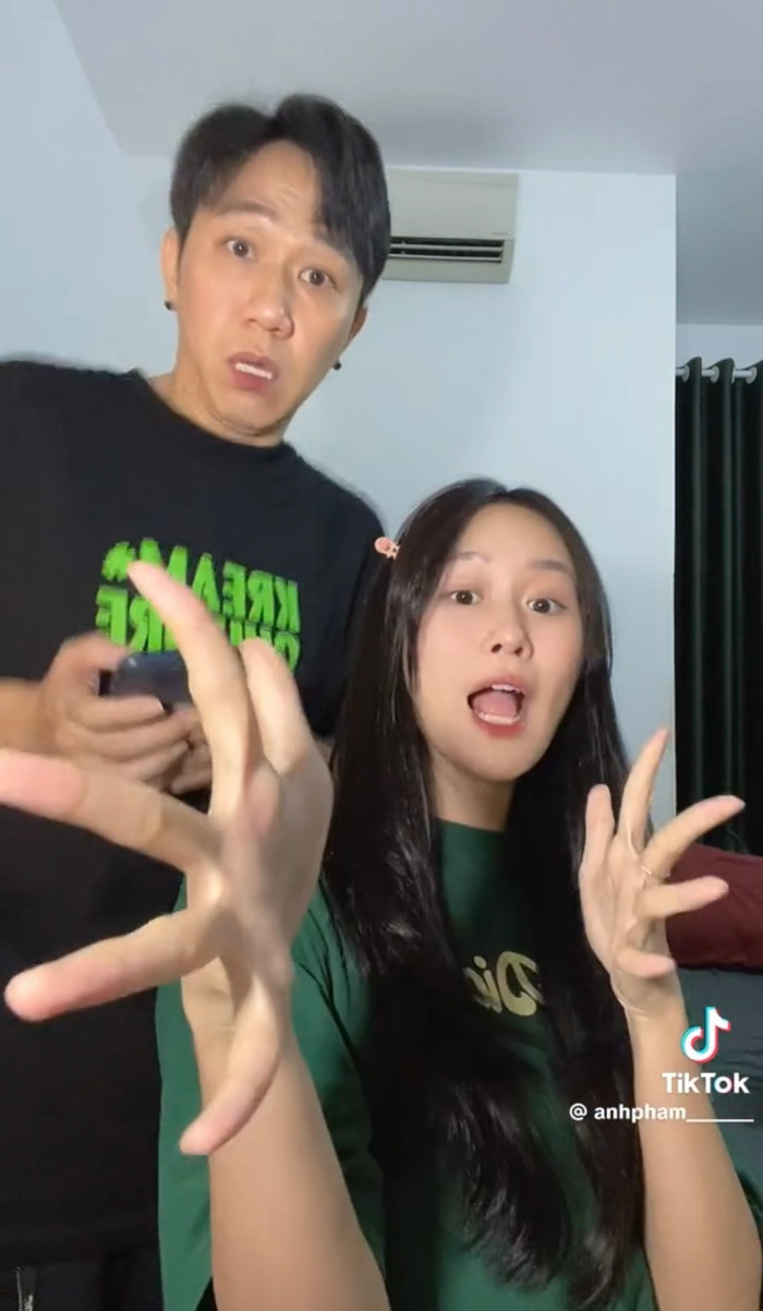 Anh Đức và bạn gái quay clip vui nhộn.