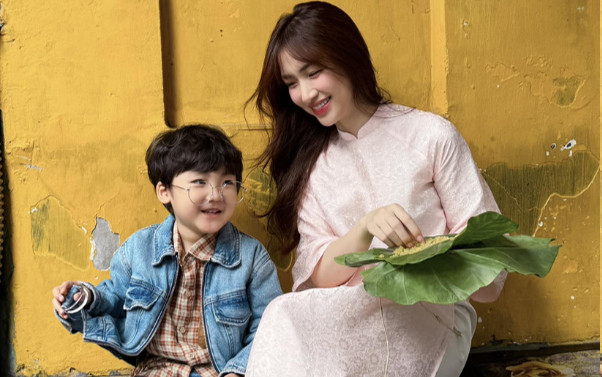 Con trai Hoà Minzy ngày càng lộ rõ nét 'soái ca' Ảnh 2