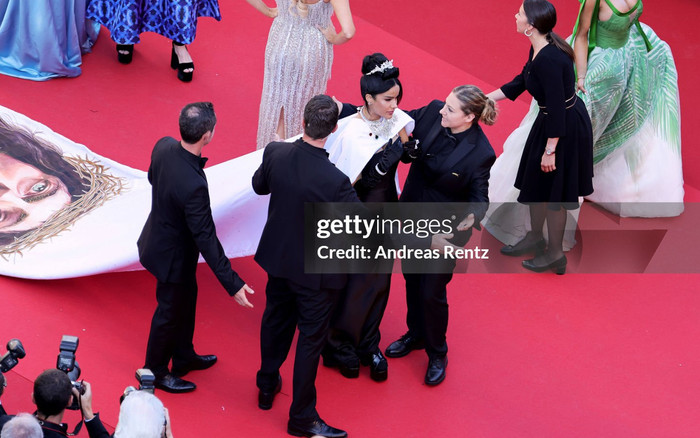 Một hoa hậu hành động thô lỗ, xô đẩy nhân viên thảm đỏ sự kiện danh giá Ảnh 2