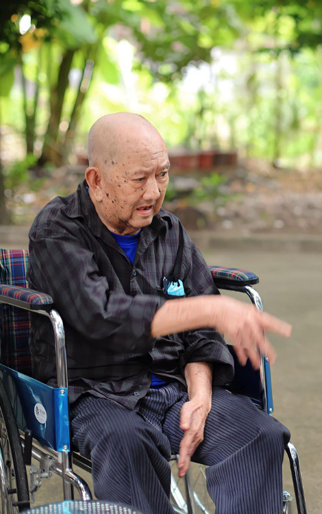 Dù không còn nhanh nhẹn, di chuyển chậm chạp, cụ Mạc Can mỗi ngày vẫn tỉ mẩn viết sách từ chiếc máy tính cũ.