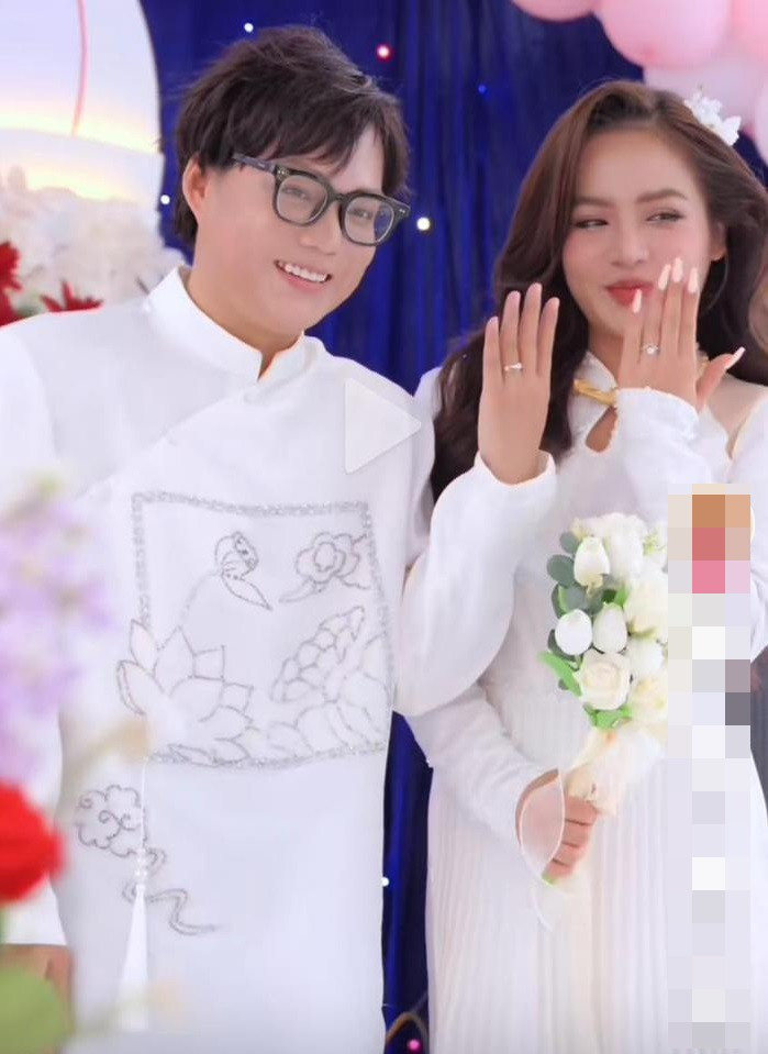 Phạm Thoại từng bị 'ném đá' vì tổ chức đám cưới giả
