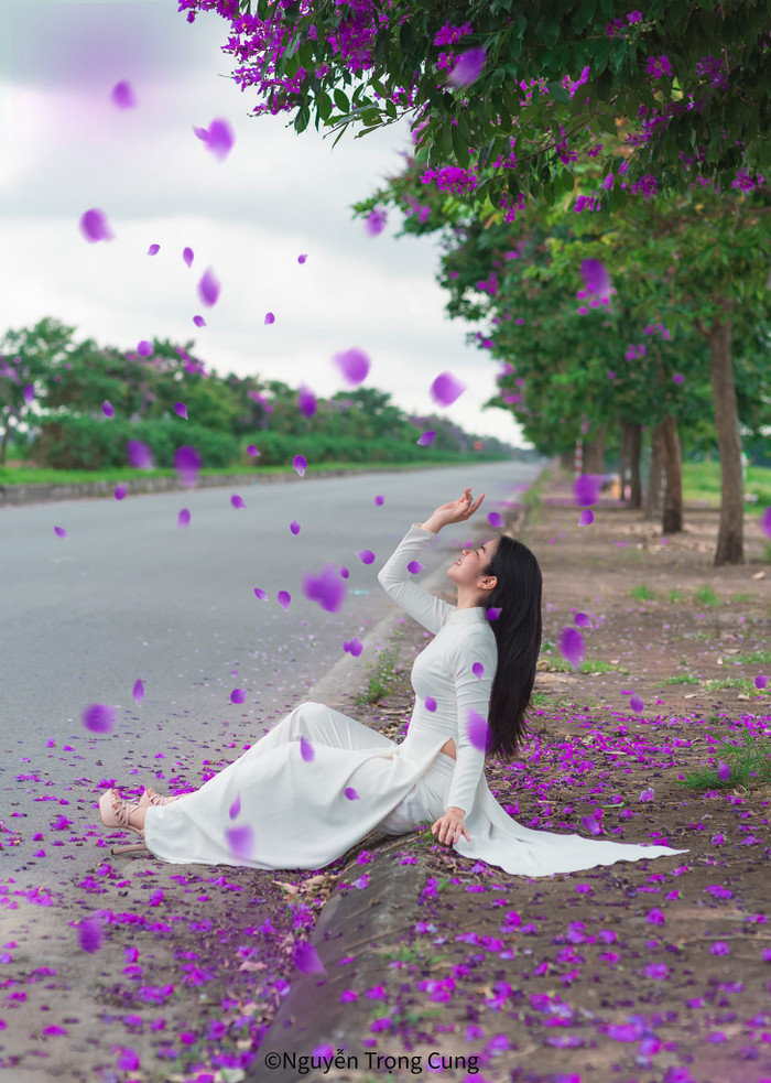 Nàng thơ bên những cánh hoa bằng lăng tím.