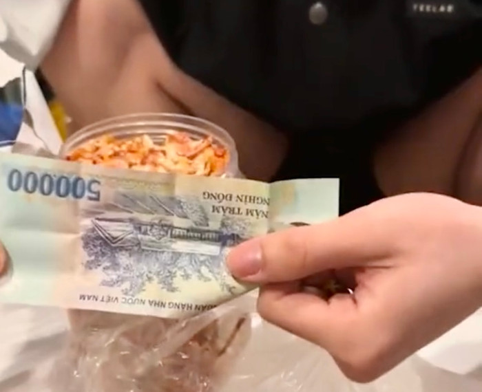 Và có cả 'tình thương' của bà.