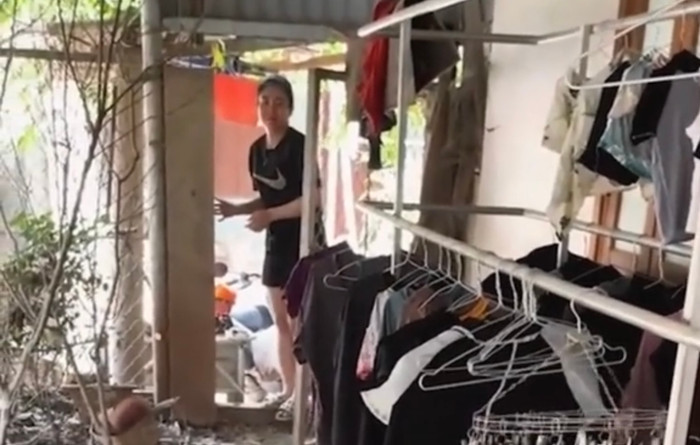 Nhanh chóng bỏ chạy thật xa. 