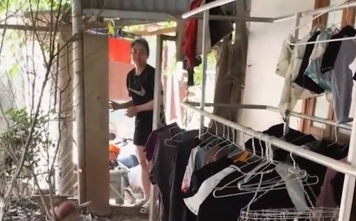 Đang phơi quần áo, con gái lại tặng quà, người mẹ nhìn thấy liền bỏ chạy mất dép Ảnh 2