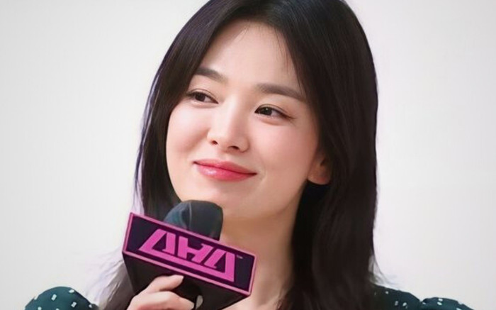 Song Hye Kyo tình tứ bên một người đàn ông lạ mặt, chính thức công khai tình mới? Ảnh 2