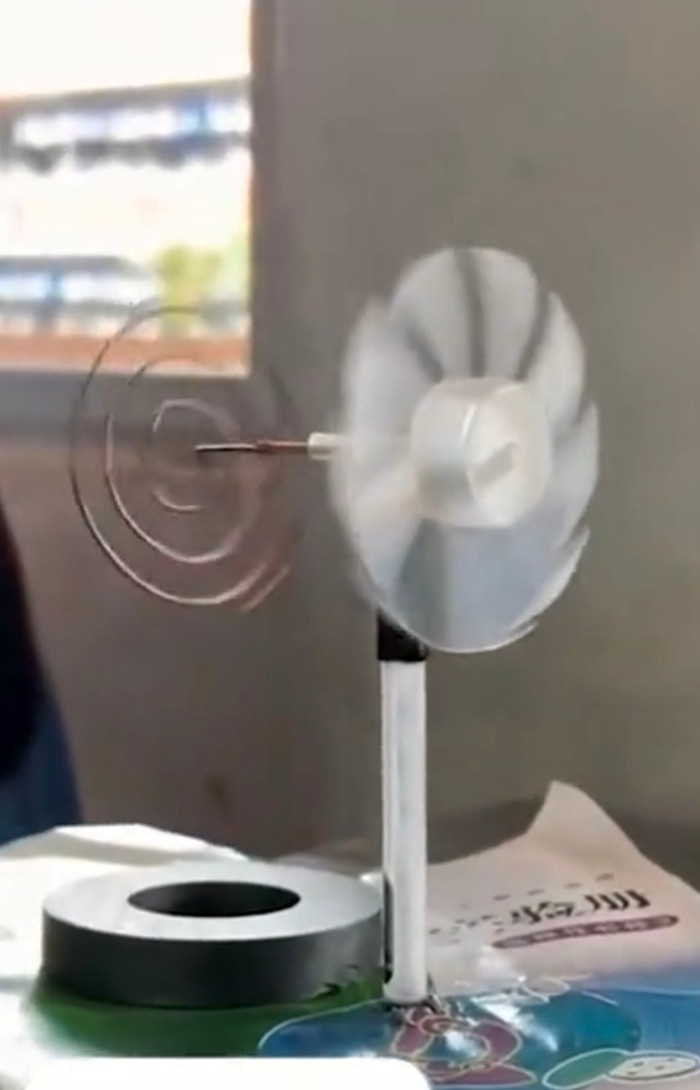 Chiếc quạt tự chế của nam sinh.