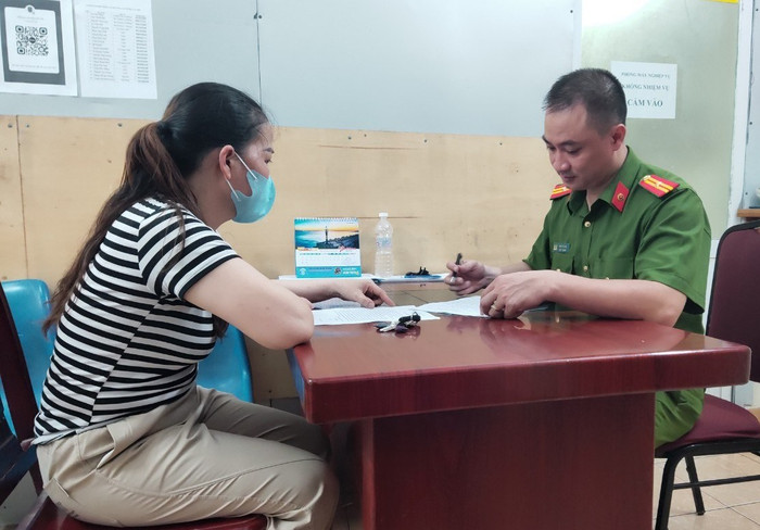 Lực lượng chức năng hướng dẫn chị T. trả lại tiền chuyển nhầm vào tài khoản của chị