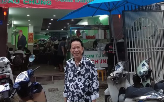 Diễn viên hài đình đám Vbiz một thời nay bán cơm tấm nuôi con, viên mãn bên vợ kém 29 tuổi Ảnh 2