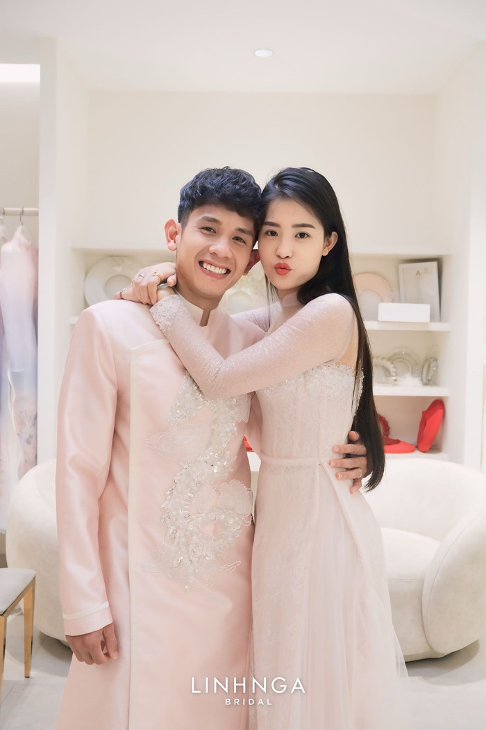 Hồng Duy và Kiều Oanh lộ rõ sự hạnh phúc khi thử áo dài cho ngày trọng đại. Ảnh: Linh Nga Bridal