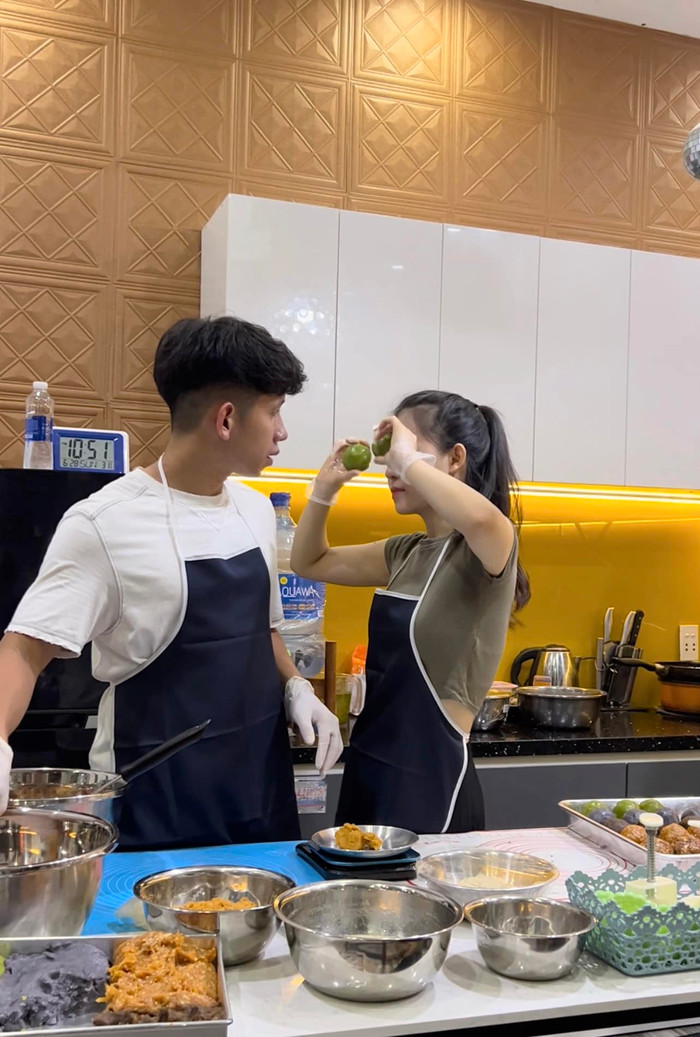 Hồng Duy và bạn gái công khai mối quan hệ tình cảm từ tháng 8 năm 2022, thực tế cặp đôi bắt đầu hẹn hò từ năm 2020. Trong quá trình yêu đương, cả hai lựa chọn lối sống khép kín, không chia sẻ quá nhiều về chuyện đời tư ở trên mạng xã hội. Ảnh: FBNV