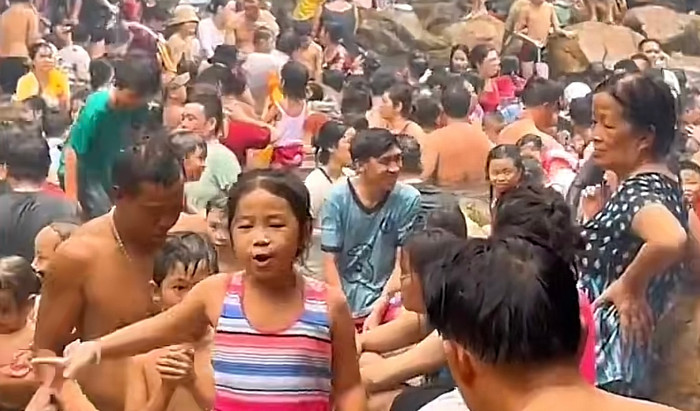 Khung cảnh chen chúc khiến người xem nổi da gà.