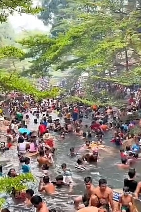 Biển người chen chúc kinh hoàng tại một khu nghỉ dưỡng tránh nóng.