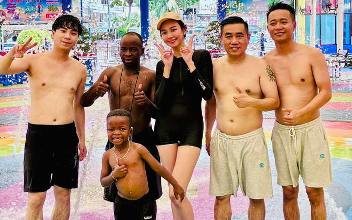 Thùy Tiên khoe chân dài miên man bên cạnh Lôi Con - Quang Linh Vlogs Ảnh 2