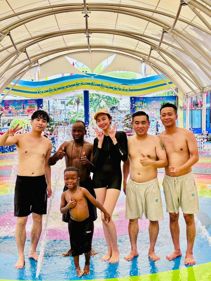 Thùy Tiên khoe chân dài miên man khi đứng cạnh Lôi Con - Quang Linh Vlogs.