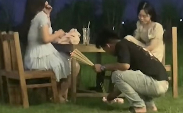 Chủ quán mang nhang muỗi ra đốt trong sự ngạc nhiên của khách hàng vào uống nước.