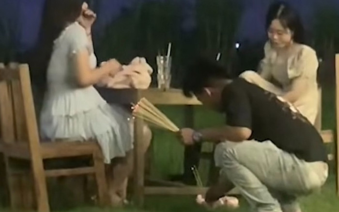 Ngồi cà phê than muỗi, chủ quán mang nhang ra cắm khiến khách tự nhiên thấy lạnh người Ảnh 2