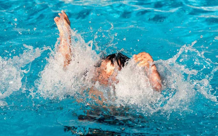 Nhờ người thân trông con ở hồ bơi để đi lấy áo phao, mẹ 'chết điếng' lúc quay trở lại Ảnh 2