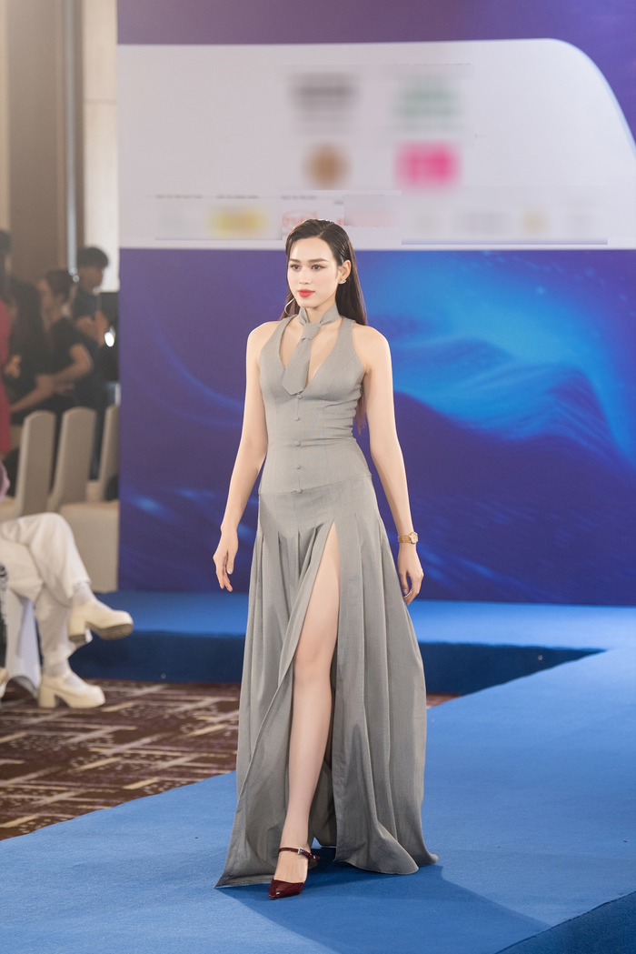 Tông trang điểm nhẹ nhàng cùng đôi môi đỏ hồng giúp tôn trọn làn da trắng ngần của Đỗ Thị Hà trước đám đông. Cô sải bước đầy chuyên nghiệp trinh diễn trước khi ngồi vào ghế giám khảo. 