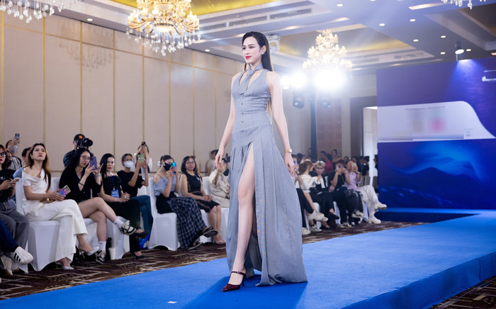 Hoa hậu Đỗ Thị Hà khoe chân dài thẳng tắp, nhan sắc 'sáng bừng' cả sự kiện Ảnh 2