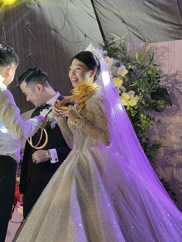 Cô dâu nở nụ cười tươi rói bên chú rể