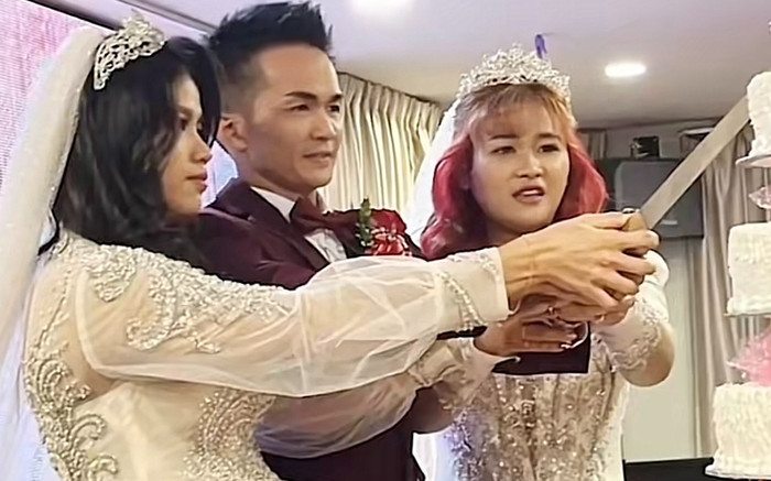 Độc lạ người đàn ông cùng lúc cưới 2 vợ và biểu cảm đặc biệt của hai cô dâu Ảnh 2