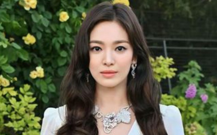 Song Hye Kyo và mối lương duyên éo le: Người tình kém nhiều tuổi, vừa công khai nhận nhiều chỉ trích Ảnh 2