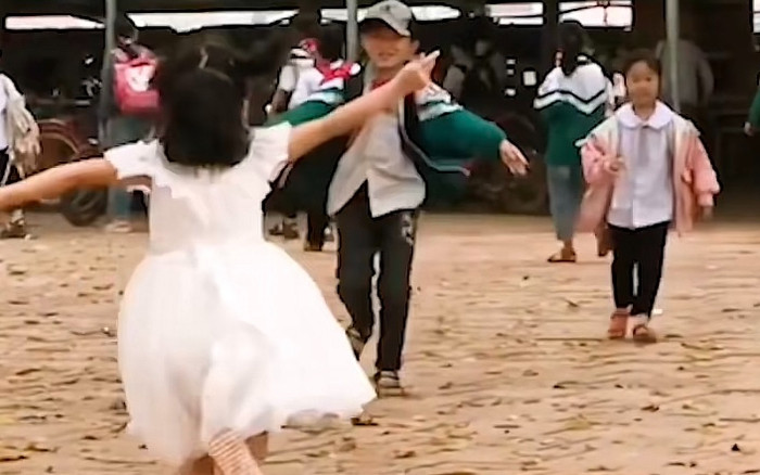 Bố mẹ ly hôn, hai con chia cách, ngày gặp lại anh em mừng rỡ khiến người mẹ nhói lòng Ảnh 2