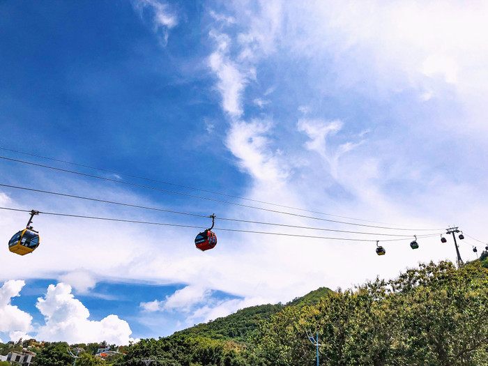 Du khách di chuyển từ thành phố lên Núi Lớn bằng cáp treo. 