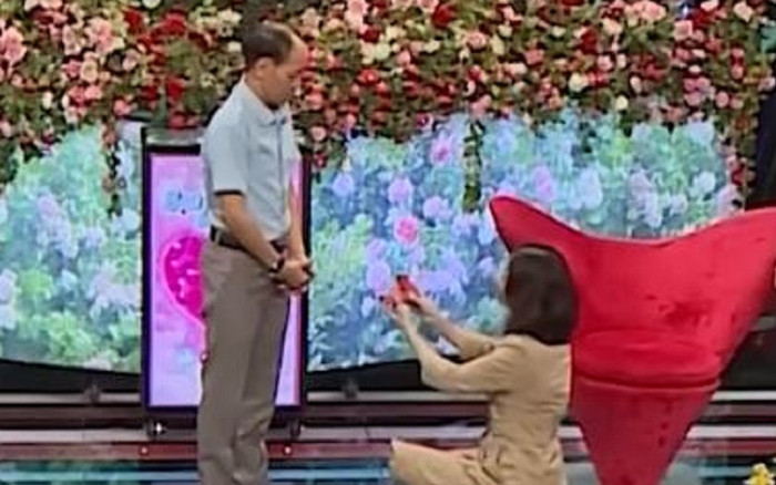 Người phụ nữ quỳ gối cầu hôn bạn trai lần đầu gặp mặt và cái kết Ảnh 2