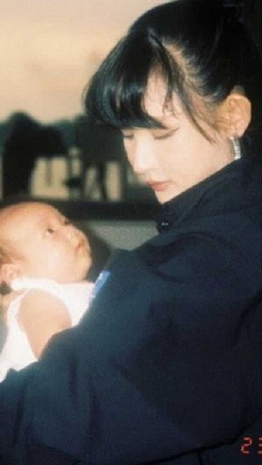Hình ảnh Lâm Minh ôm con trai của nhiều năm về trước